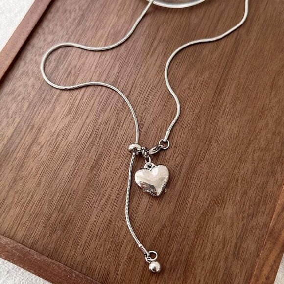 Minimalist Y Necklace with Heart Pendant - Perfect for Parties & Everyday Glam - Picture 2 of 6